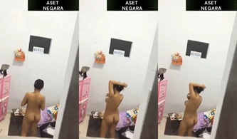 Ngintip Tetangga Kontrakan Lagi Ganti Baju